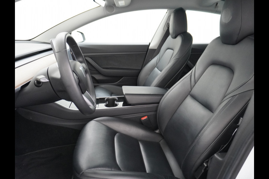 Tesla Model 3 SR+60kWh 325PK 19" AutoPilot Leer PanoDak Adaptive cruise Camera's Elektr.-Stuur+Stoelen+Spiegels+Geheugen+Easy-Entry+Verwarmde  Navi full map LED-a+v ACC Dual-ECC DAB Voorverwarmen interieur via App Keyless via Telefoonsleutel One-Pedal-Drive Orig. nlse auto tot 11kw laden thuis ! Snelladen Garantie Accu tot  10-12-2027 max 160.000km 1584kg licht!