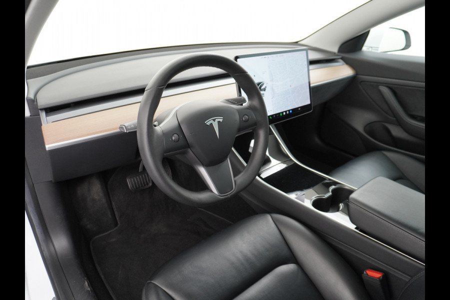 Tesla Model 3 SR+60kWh 325PK 19" AutoPilot Leer PanoDak Adaptive cruise Camera's Elektr.-Stuur+Stoelen+Spiegels+Geheugen+Easy-Entry+Verwarmde  Navi full map LED-a+v ACC Dual-ECC DAB Voorverwarmen interieur via App Keyless via Telefoonsleutel One-Pedal-Drive Orig. nlse auto tot 11kw laden thuis ! Snelladen Garantie Accu tot  10-12-2027 max 160.000km 1584kg licht!