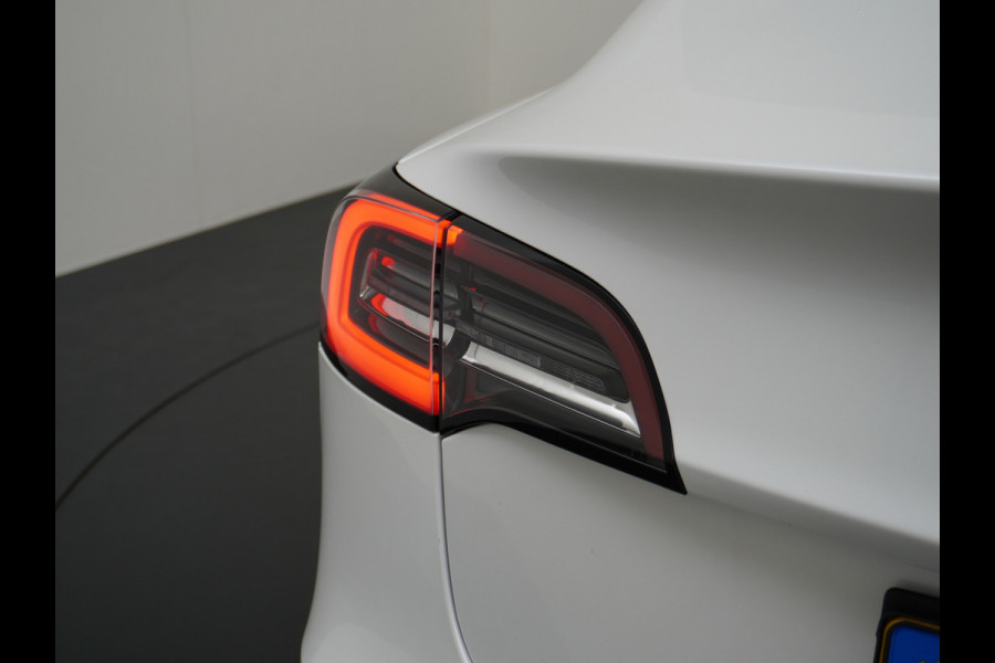 Tesla Model 3 SR+60kWh 325PK 19" AutoPilot Leer PanoDak Adaptive cruise Camera's Elektr.-Stuur+Stoelen+Spiegels+Geheugen+Easy-Entry+Verwarmde  Navi full map LED-a+v ACC Dual-ECC DAB Voorverwarmen interieur via App Keyless via Telefoonsleutel One-Pedal-Drive Orig. nlse auto tot 11kw laden thuis ! Snelladen Garantie Accu tot  10-12-2027 max 160.000km 1584kg licht!