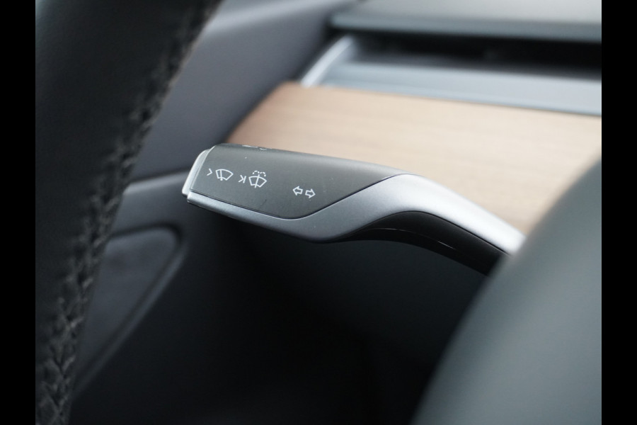 Tesla Model 3 SR+60kWh 325PK 19" AutoPilot Leer PanoDak Adaptive cruise Camera's Elektr.-Stuur+Stoelen+Spiegels+Geheugen+Easy-Entry+Verwarmde  Navi full map LED-a+v ACC Dual-ECC DAB Voorverwarmen interieur via App Keyless via Telefoonsleutel One-Pedal-Drive Orig. nlse auto tot 11kw laden thuis ! Snelladen Garantie Accu tot  10-12-2027 max 160.000km 1584kg licht!