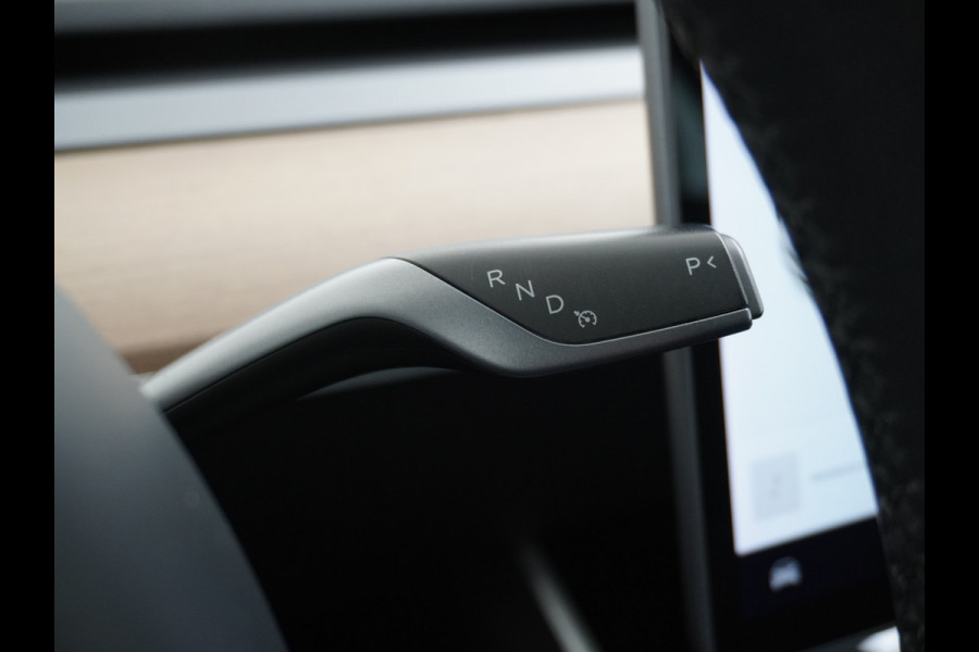 Tesla Model 3 SR+60kWh 325PK 19" AutoPilot Leer PanoDak Adaptive cruise Camera's Elektr.-Stuur+Stoelen+Spiegels+Geheugen+Easy-Entry+Verwarmde  Navi full map LED-a+v ACC Dual-ECC DAB Voorverwarmen interieur via App Keyless via Telefoonsleutel One-Pedal-Drive Orig. nlse auto tot 11kw laden thuis ! Snelladen Garantie Accu tot  10-12-2027 max 160.000km 1584kg licht!