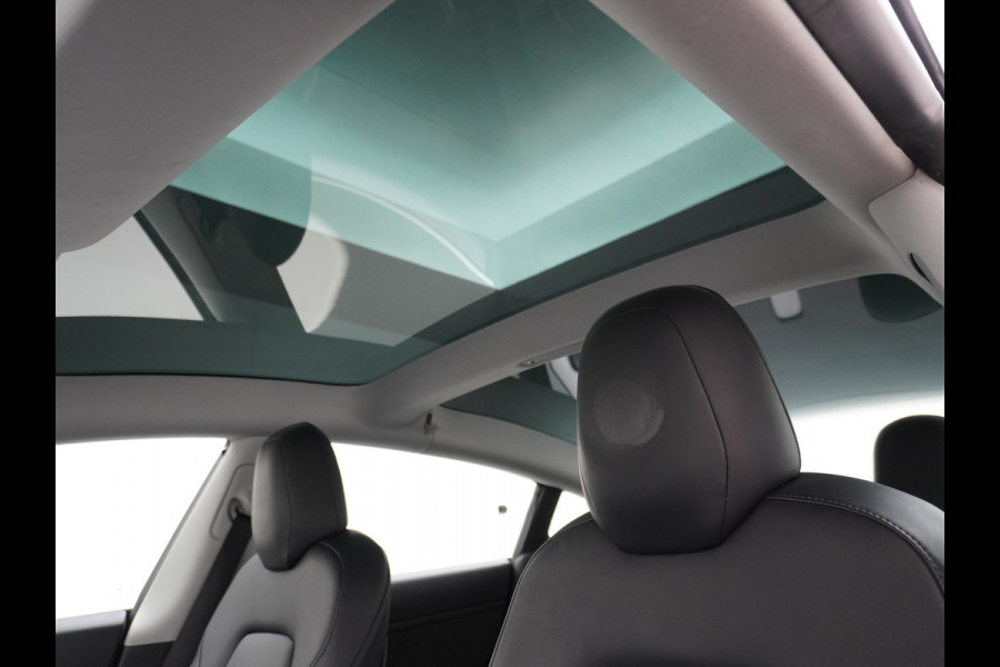 Tesla Model 3 SR+60kWh 325PK 19" AutoPilot Leer PanoDak Adaptive cruise Camera's Elektr.-Stuur+Stoelen+Spiegels+Geheugen+Easy-Entry+Verwarmde  Navi full map LED-a+v ACC Dual-ECC DAB Voorverwarmen interieur via App Keyless via Telefoonsleutel One-Pedal-Drive Orig. nlse auto tot 11kw laden thuis ! Snelladen Garantie Accu tot  10-12-2027 max 160.000km 1584kg licht!
