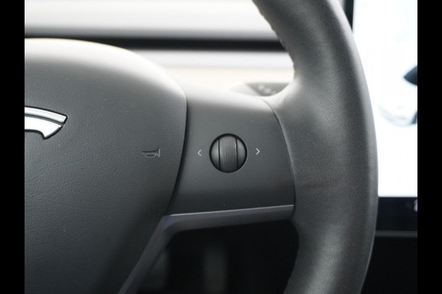 Tesla Model 3 SR+60kWh 325PK 19" AutoPilot Leer PanoDak Adaptive cruise Camera's Elektr.-Stuur+Stoelen+Spiegels+Geheugen+Easy-Entry+Verwarmde  Navi full map LED-a+v ACC Dual-ECC DAB Voorverwarmen interieur via App Keyless via Telefoonsleutel One-Pedal-Drive Orig. nlse auto tot 11kw laden thuis ! Snelladen Garantie Accu tot  10-12-2027 max 160.000km 1584kg licht!