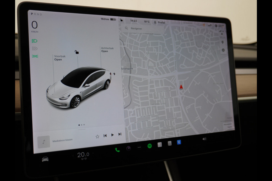 Tesla Model 3 SR+60kWh 325PK 19" AutoPilot Leer PanoDak Adaptive cruise Camera's Elektr.-Stuur+Stoelen+Spiegels+Geheugen+Easy-Entry+Verwarmde  Navi full map LED-a+v ACC Dual-ECC DAB Voorverwarmen interieur via App Keyless via Telefoonsleutel One-Pedal-Drive Orig. nlse auto tot 11kw laden thuis ! Snelladen Garantie Accu tot  10-12-2027 max 160.000km 1584kg licht!