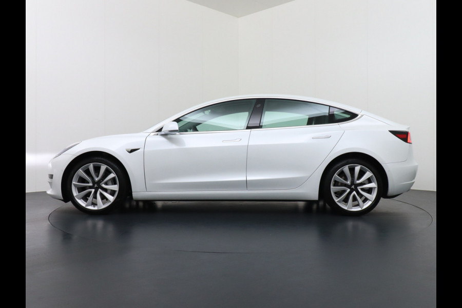 Tesla Model 3 SR+60kWh 325PK 19" AutoPilot Leer PanoDak Adaptive cruise Camera's Elektr.-Stuur+Stoelen+Spiegels+Geheugen+Easy-Entry+Verwarmde  Navi full map LED-a+v ACC Dual-ECC DAB Voorverwarmen interieur via App Keyless via Telefoonsleutel One-Pedal-Drive Orig. nlse auto tot 11kw laden thuis ! Snelladen Garantie Accu tot  10-12-2027 max 160.000km 1584kg licht!