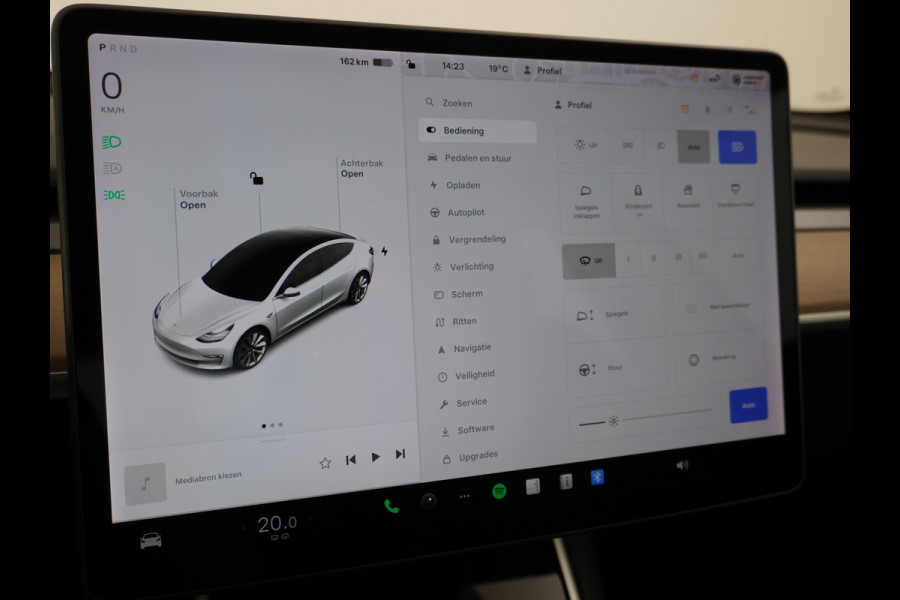 Tesla Model 3 SR+60kWh 325PK 19" AutoPilot Leer PanoDak Adaptive cruise Camera's Elektr.-Stuur+Stoelen+Spiegels+Geheugen+Easy-Entry+Verwarmde  Navi full map LED-a+v ACC Dual-ECC DAB Voorverwarmen interieur via App Keyless via Telefoonsleutel One-Pedal-Drive Orig. nlse auto tot 11kw laden thuis ! Snelladen Garantie Accu tot  10-12-2027 max 160.000km 1584kg licht!