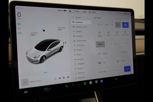 Tesla Model 3 SR+60kWh 325PK 19" AutoPilot Leer PanoDak Adaptive cruise Camera's Elektr.-Stuur+Stoelen+Spiegels+Geheugen+Easy-Entry+Verwarmde  Navi full map LED-a+v ACC Dual-ECC DAB Voorverwarmen interieur via App Keyless via Telefoonsleutel One-Pedal-Drive Orig. nlse auto tot 11kw laden thuis ! Snelladen Garantie Accu tot  10-12-2027 max 160.000km 1584kg licht!