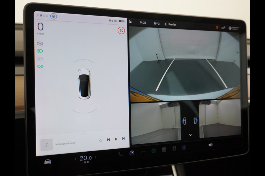 Tesla Model 3 SR+60kWh 325PK 19" AutoPilot Leer PanoDak Adaptive cruise Camera's Elektr.-Stuur+Stoelen+Spiegels+Geheugen+Easy-Entry+Verwarmde  Navi full map LED-a+v ACC Dual-ECC DAB Voorverwarmen interieur via App Keyless via Telefoonsleutel One-Pedal-Drive Orig. nlse auto tot 11kw laden thuis ! Snelladen Garantie Accu tot  10-12-2027 max 160.000km 1584kg licht!