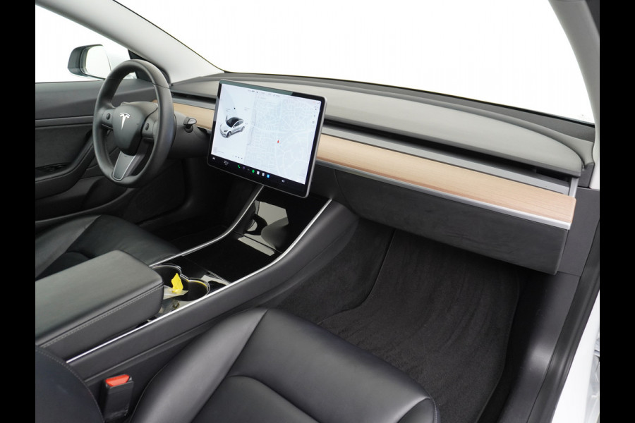 Tesla Model 3 SR+60kWh 325PK 19" AutoPilot Leer PanoDak Adaptive cruise Camera's Elektr.-Stuur+Stoelen+Spiegels+Geheugen+Easy-Entry+Verwarmde  Navi full map LED-a+v ACC Dual-ECC DAB Voorverwarmen interieur via App Keyless via Telefoonsleutel One-Pedal-Drive Orig. nlse auto tot 11kw laden thuis ! Snelladen Garantie Accu tot  10-12-2027 max 160.000km 1584kg licht!
