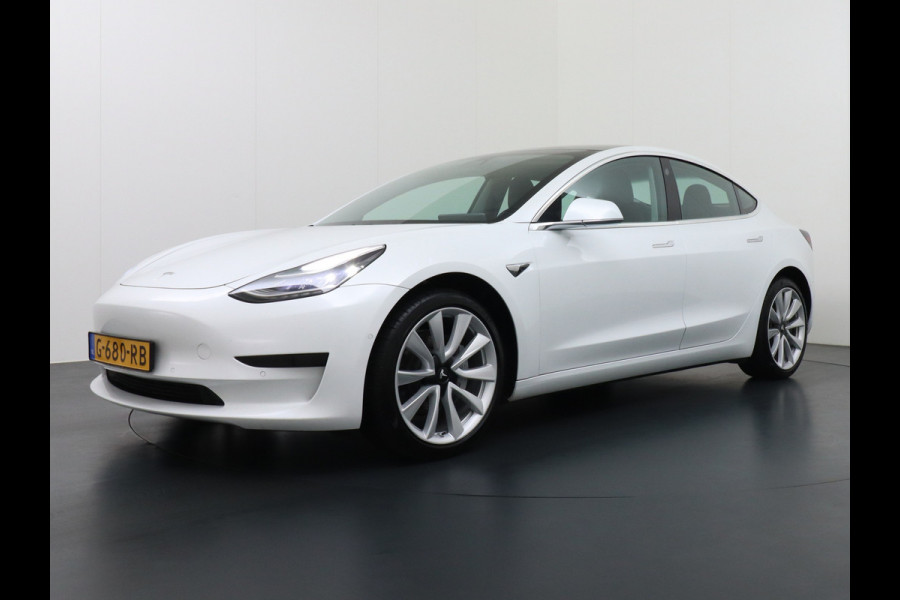 Tesla Model 3 SR+60kWh 325PK 19" AutoPilot Leer PanoDak Adaptive cruise Camera's Elektr.-Stuur+Stoelen+Spiegels+Geheugen+Easy-Entry+Verwarmde  Navi full map LED-a+v ACC Dual-ECC DAB Voorverwarmen interieur via App Keyless via Telefoonsleutel One-Pedal-Drive Orig. nlse auto tot 11kw laden thuis ! Snelladen Garantie Accu tot  10-12-2027 max 160.000km 1584kg licht!