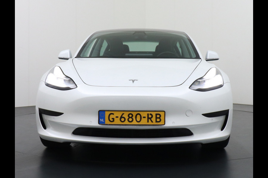 Tesla Model 3 SR+60kWh 325PK 19" AutoPilot Leer PanoDak Adaptive cruise Camera's Elektr.-Stuur+Stoelen+Spiegels+Geheugen+Easy-Entry+Verwarmde  Navi full map LED-a+v ACC Dual-ECC DAB Voorverwarmen interieur via App Keyless via Telefoonsleutel One-Pedal-Drive Orig. nlse auto tot 11kw laden thuis ! Snelladen Garantie Accu tot  10-12-2027 max 160.000km 1584kg licht!