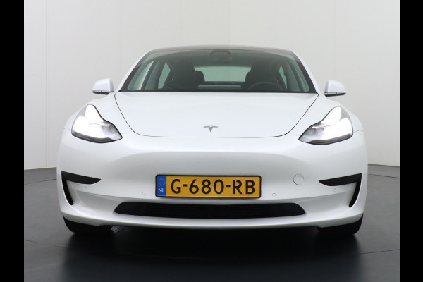 Tesla Model 3 SR+60kWh 325PK 19" AutoPilot Leer PanoDak Adaptive cruise Camera's Elektr.-Stuur+Stoelen+Spiegels+Geheugen+Easy-Entry+Verwarmde  Navi full map LED-a+v ACC Dual-ECC DAB Voorverwarmen interieur via App Keyless via Telefoonsleutel One-Pedal-Drive Orig. nlse auto tot 11kw laden thuis ! Snelladen Garantie Accu tot  10-12-2027 max 160.000km 1584kg licht!