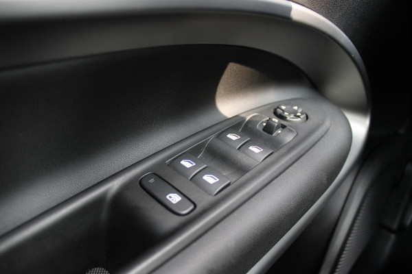 Jeep Avenger ALTITUDE 156PK 54 kWh | 3-FASE | ELEKTRISCH BEDIENBARE ACHTERKLEP | ACHTERUITRIJ CAMERA | NAVIGATIE | DRAADLOZE APPLE CARPLAY/ANDROID AUTO | ALL SEASON BANDEN | LICHTMETALEN VELGEN 17" | ADAPTIVE CRUISE CONTROL | DAB+ RADIO | DRAADLOZE TELEFOONLADER | KEYLESS ENTRY |