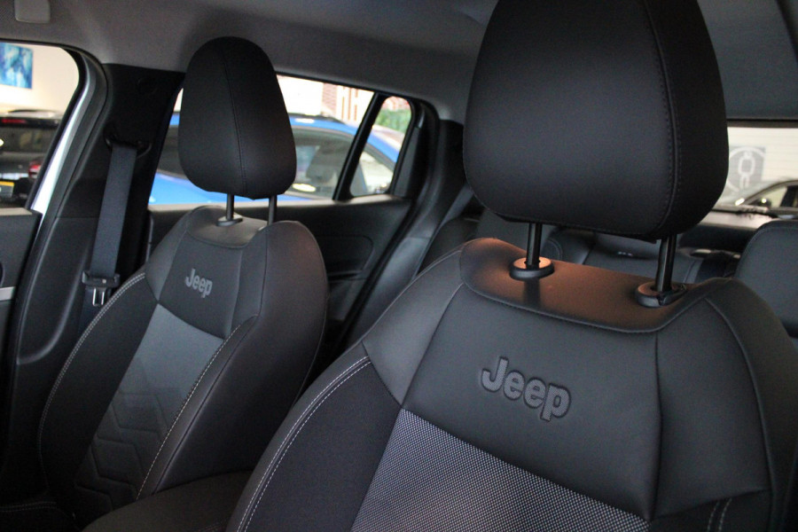 Jeep Avenger ALTITUDE 156PK 54 kWh | 3-FASE | ELEKTRISCH BEDIENBARE ACHTERKLEP | ACHTERUITRIJ CAMERA | NAVIGATIE | DRAADLOZE APPLE CARPLAY/ANDROID AUTO | ALL SEASON BANDEN | LICHTMETALEN VELGEN 17" | ADAPTIVE CRUISE CONTROL | DAB+ RADIO | DRAADLOZE TELEFOONLADER | KEYLESS ENTRY |