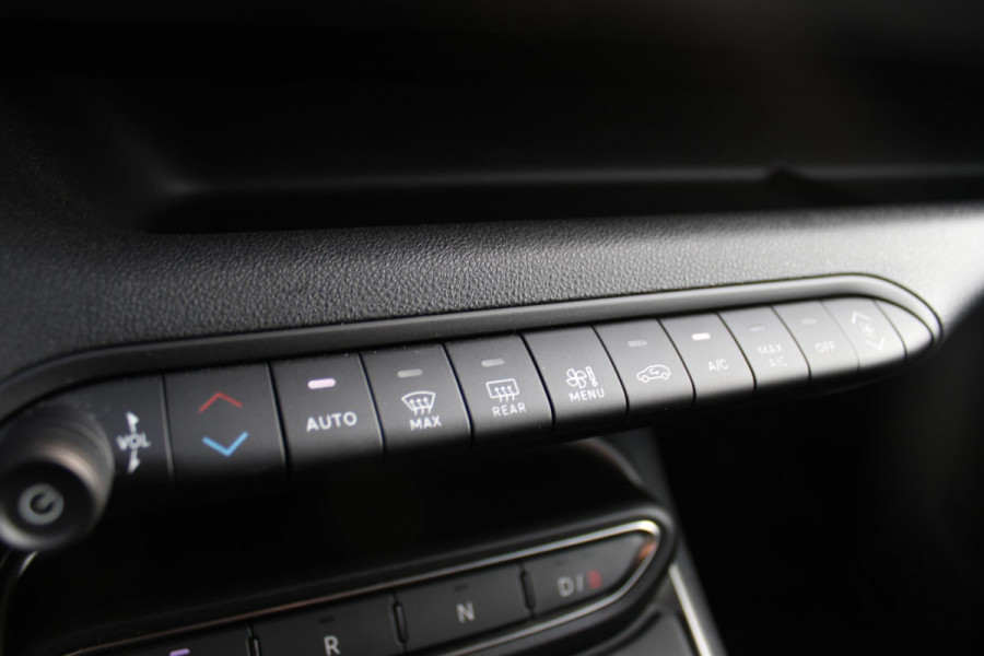 Jeep Avenger ALTITUDE 156PK 54 kWh | 3-FASE | ELEKTRISCH BEDIENBARE ACHTERKLEP | ACHTERUITRIJ CAMERA | NAVIGATIE | DRAADLOZE APPLE CARPLAY/ANDROID AUTO | ALL SEASON BANDEN | LICHTMETALEN VELGEN 17" | ADAPTIVE CRUISE CONTROL | DAB+ RADIO | DRAADLOZE TELEFOONLADER | KEYLESS ENTRY |