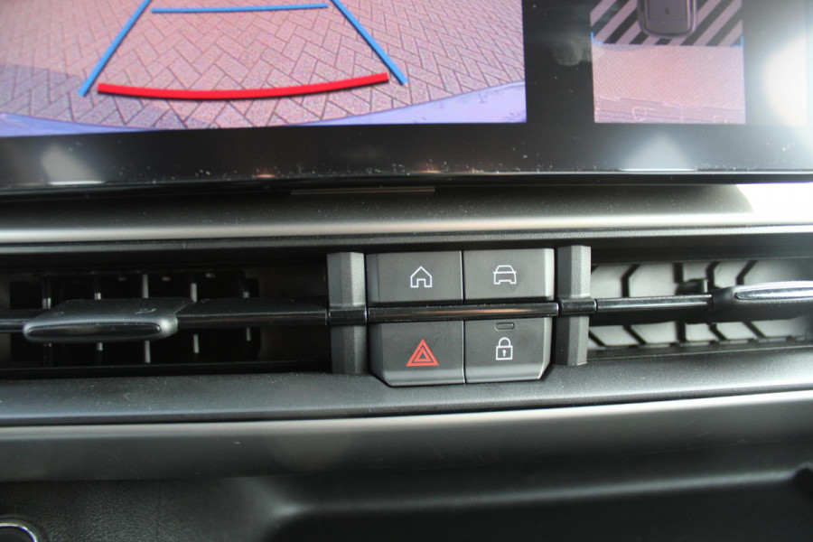 Jeep Avenger ALTITUDE 156PK 54 kWh | 3-FASE | ELEKTRISCH BEDIENBARE ACHTERKLEP | ACHTERUITRIJ CAMERA | NAVIGATIE | DRAADLOZE APPLE CARPLAY/ANDROID AUTO | ALL SEASON BANDEN | LICHTMETALEN VELGEN 17" | ADAPTIVE CRUISE CONTROL | DAB+ RADIO | DRAADLOZE TELEFOONLADER | KEYLESS ENTRY |