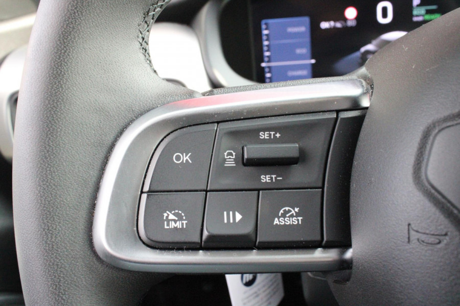 Jeep Avenger ALTITUDE 156PK 54 kWh | 3-FASE | ELEKTRISCH BEDIENBARE ACHTERKLEP | ACHTERUITRIJ CAMERA | NAVIGATIE | DRAADLOZE APPLE CARPLAY/ANDROID AUTO | ALL SEASON BANDEN | LICHTMETALEN VELGEN 17" | ADAPTIVE CRUISE CONTROL | DAB+ RADIO | DRAADLOZE TELEFOONLADER | KEYLESS ENTRY |