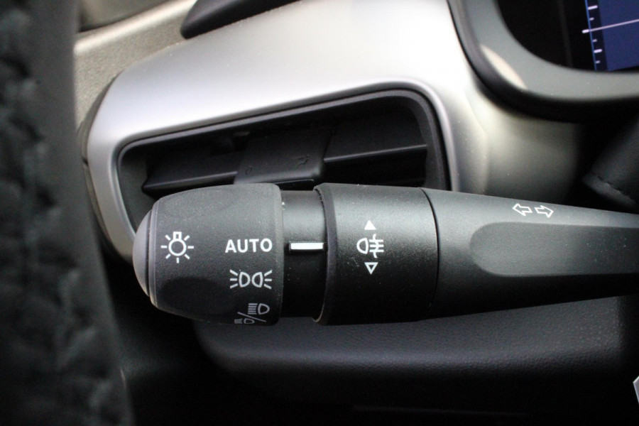 Jeep Avenger ALTITUDE 156PK 54 kWh | 3-FASE | ELEKTRISCH BEDIENBARE ACHTERKLEP | ACHTERUITRIJ CAMERA | NAVIGATIE | DRAADLOZE APPLE CARPLAY/ANDROID AUTO | ALL SEASON BANDEN | LICHTMETALEN VELGEN 17" | ADAPTIVE CRUISE CONTROL | DAB+ RADIO | DRAADLOZE TELEFOONLADER | KEYLESS ENTRY |