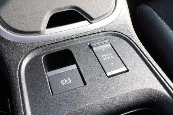 Jeep Avenger ALTITUDE 156PK 54 kWh | 3-FASE | ELEKTRISCH BEDIENBARE ACHTERKLEP | ACHTERUITRIJ CAMERA | NAVIGATIE | DRAADLOZE APPLE CARPLAY/ANDROID AUTO | ALL SEASON BANDEN | LICHTMETALEN VELGEN 17" | ADAPTIVE CRUISE CONTROL | DAB+ RADIO | DRAADLOZE TELEFOONLADER | KEYLESS ENTRY |