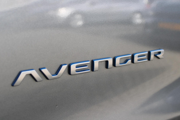 Jeep Avenger ALTITUDE 156PK 54 kWh | 3-FASE | ELEKTRISCH BEDIENBARE ACHTERKLEP | ACHTERUITRIJ CAMERA | NAVIGATIE | DRAADLOZE APPLE CARPLAY/ANDROID AUTO | ALL SEASON BANDEN | LICHTMETALEN VELGEN 17" | ADAPTIVE CRUISE CONTROL | DAB+ RADIO | DRAADLOZE TELEFOONLADER | KEYLESS ENTRY |
