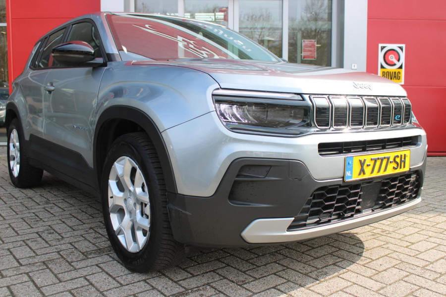 Jeep Avenger ALTITUDE 156PK 54 kWh | 3-FASE | ELEKTRISCH BEDIENBARE ACHTERKLEP | ACHTERUITRIJ CAMERA | NAVIGATIE | DRAADLOZE APPLE CARPLAY/ANDROID AUTO | ALL SEASON BANDEN | LICHTMETALEN VELGEN 17" | ADAPTIVE CRUISE CONTROL | DAB+ RADIO | DRAADLOZE TELEFOONLADER | KEYLESS ENTRY |
