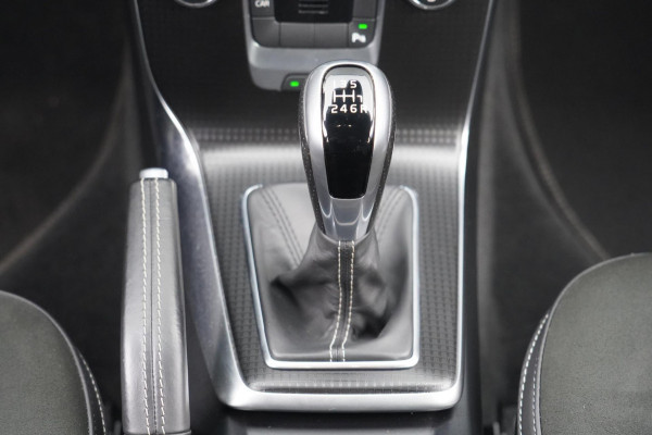 Volvo V40 2.0 T4 Business Sport / NL-Auto / 190 PK / Distributie recent verv. / Navigatie / Cruise / Climate