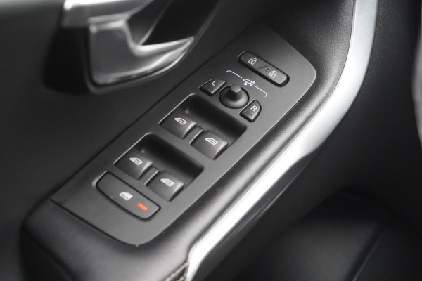 Volvo V40 2.0 T4 Business Sport / NL-Auto / 190 PK / Distributie recent verv. / Navigatie / Cruise / Climate