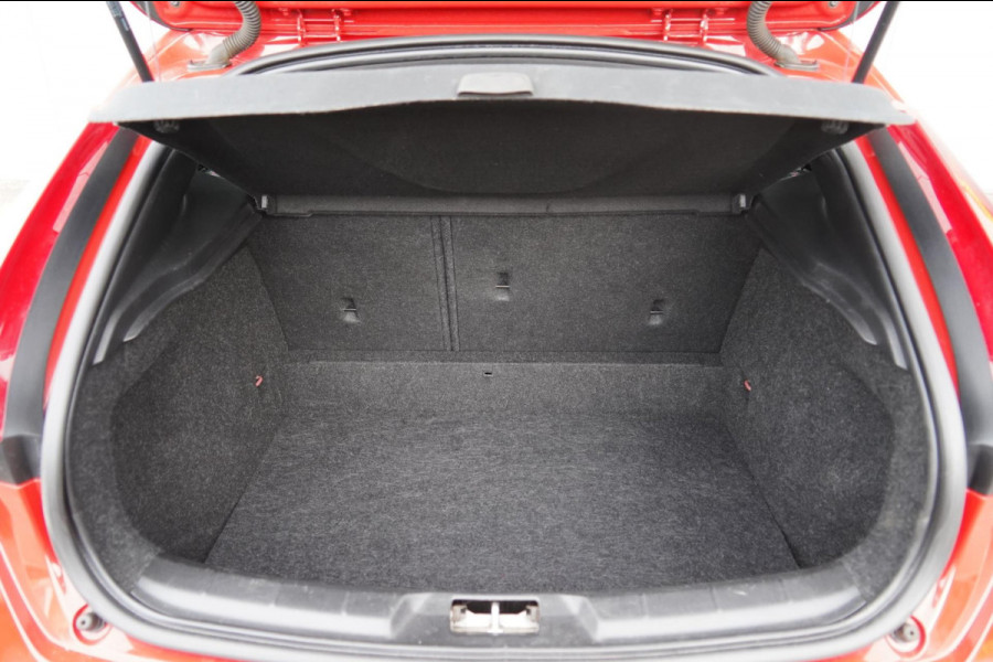 Volvo V40 2.0 T4 Business Sport / NL-Auto / 190 PK / Distributie recent verv. / Navigatie / Cruise / Climate