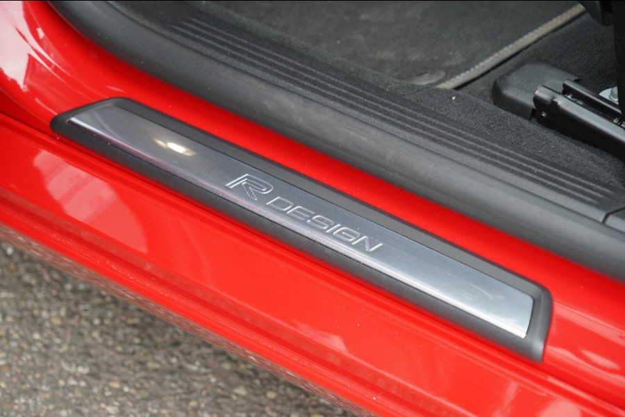 Volvo V40 2.0 T4 Business Sport / NL-Auto / 190 PK / Distributie recent verv. / Navigatie / Cruise / Climate