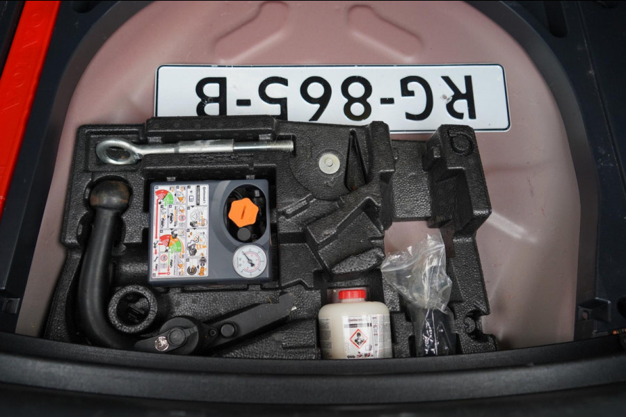 Volvo V40 2.0 T4 Business Sport / NL-Auto / 190 PK / Distributie recent verv. / Navigatie / Cruise / Climate
