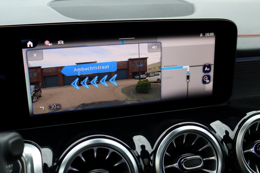 Mercedes-Benz EQB 300 4MATIC AMG Line 71 kWh | Facelift | Panoramadak | Distronic | Memory | Burmester | Keyless Go | Trekhaak | Verwarmd Stuurwiel | Surround Camera | HUD | Augmented Reality |
