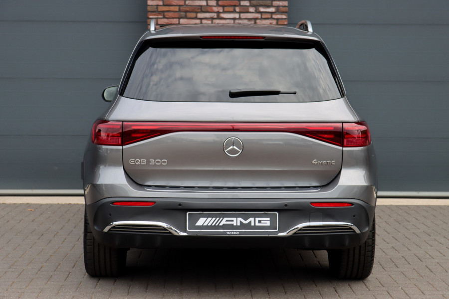 Mercedes-Benz EQB 300 4MATIC AMG Line 71 kWh | Facelift | Panoramadak | Distronic | Memory | Burmester | Keyless Go | Trekhaak | Verwarmd Stuurwiel | Surround Camera | HUD | Augmented Reality |