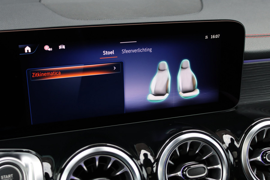Mercedes-Benz EQB 300 4MATIC AMG Line 71 kWh | Facelift | Panoramadak | Distronic | Memory | Burmester | Keyless Go | Trekhaak | Verwarmd Stuurwiel | Surround Camera | HUD | Augmented Reality |
