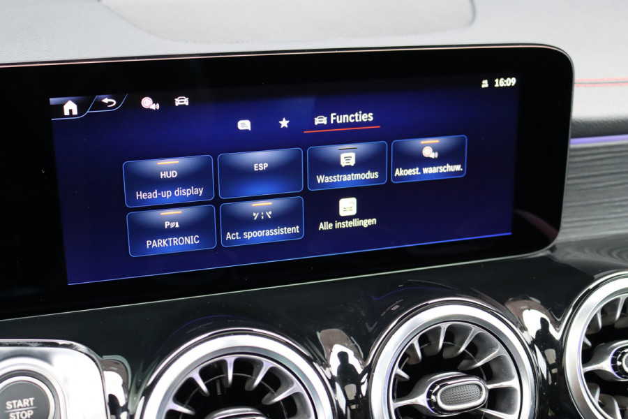 Mercedes-Benz EQB 300 4MATIC AMG Line 71 kWh | Facelift | Panoramadak | Distronic | Memory | Burmester | Keyless Go | Trekhaak | Verwarmd Stuurwiel | Surround Camera | HUD | Augmented Reality |