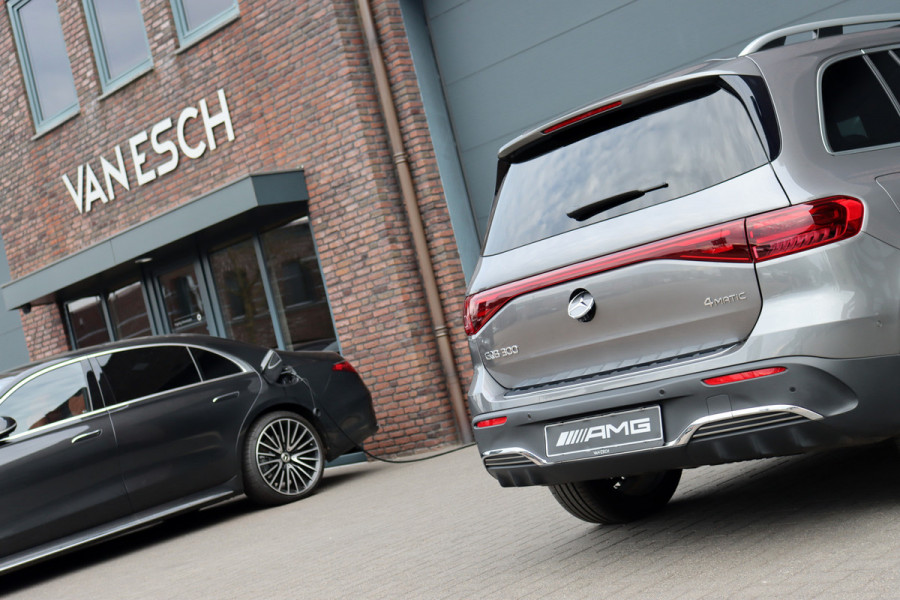 Mercedes-Benz EQB 300 4MATIC AMG Line 71 kWh | Facelift | Panoramadak | Distronic | Memory | Burmester | Keyless Go | Trekhaak | Verwarmd Stuurwiel | Surround Camera | HUD | Augmented Reality |