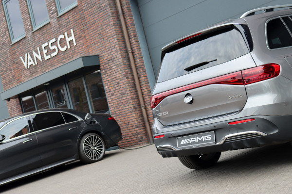 Mercedes-Benz EQB 300 4MATIC AMG Line 71 kWh | Facelift | Panoramadak | Distronic | Memory | Burmester | Keyless Go | Trekhaak | Verwarmd Stuurwiel | Surround Camera | HUD | Augmented Reality |