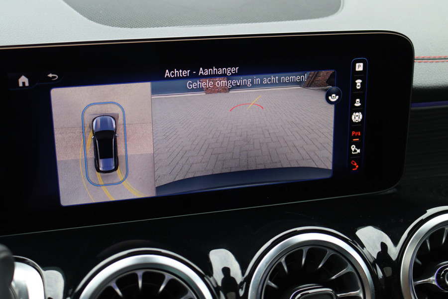 Mercedes-Benz EQB 300 4MATIC AMG Line 71 kWh | Facelift | Panoramadak | Distronic | Memory | Burmester | Keyless Go | Trekhaak | Verwarmd Stuurwiel | Surround Camera | HUD | Augmented Reality |