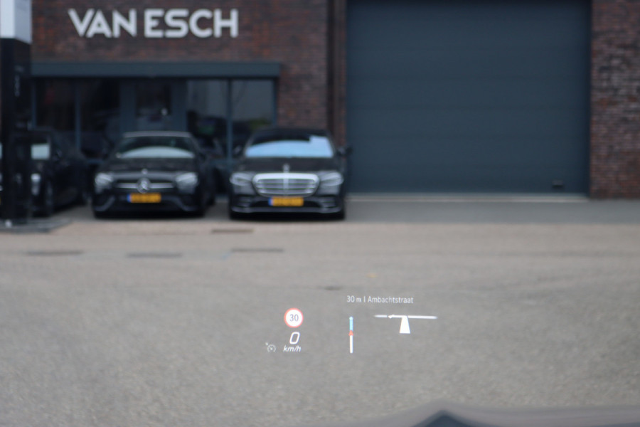 Mercedes-Benz EQB 300 4MATIC AMG Line 71 kWh | Facelift | Panoramadak | Distronic | Memory | Burmester | Keyless Go | Trekhaak | Verwarmd Stuurwiel | Surround Camera | HUD | Augmented Reality |