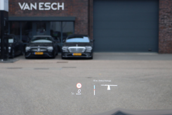 Mercedes-Benz EQB 300 4MATIC AMG Line 71 kWh | Facelift | Panoramadak | Distronic | Memory | Burmester | Keyless Go | Trekhaak | Verwarmd Stuurwiel | Surround Camera | HUD | Augmented Reality |