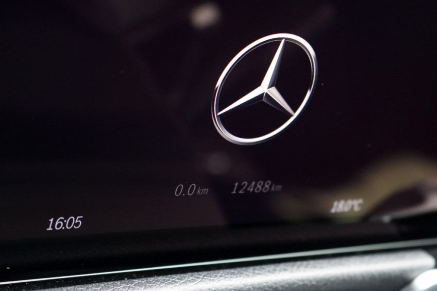 Mercedes-Benz EQB 300 4MATIC AMG Line 71 kWh | Facelift | Panoramadak | Distronic | Memory | Burmester | Keyless Go | Trekhaak | Verwarmd Stuurwiel | Surround Camera | HUD | Augmented Reality |