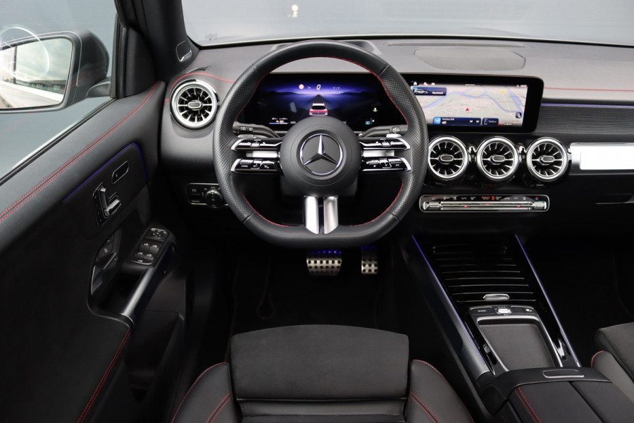 Mercedes-Benz EQB 300 4MATIC AMG Line 71 kWh | Facelift | Panoramadak | Distronic | Memory | Burmester | Keyless Go | Trekhaak | Verwarmd Stuurwiel | Surround Camera | HUD | Augmented Reality |