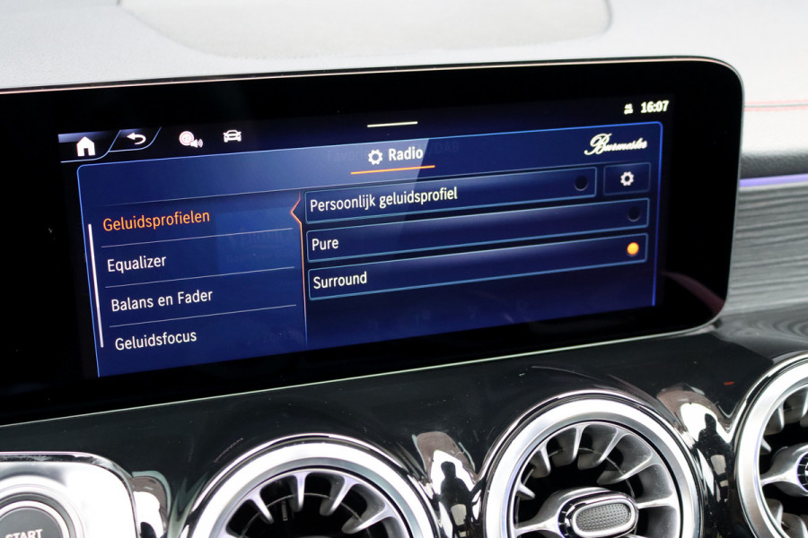 Mercedes-Benz EQB 300 4MATIC AMG Line 71 kWh | Facelift | Panoramadak | Distronic | Memory | Burmester | Keyless Go | Trekhaak | Verwarmd Stuurwiel | Surround Camera | HUD | Augmented Reality |