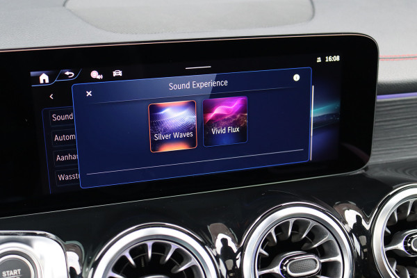Mercedes-Benz EQB 300 4MATIC AMG Line 71 kWh | Facelift | Panoramadak | Distronic | Memory | Burmester | Keyless Go | Trekhaak | Verwarmd Stuurwiel | Surround Camera | HUD | Augmented Reality |