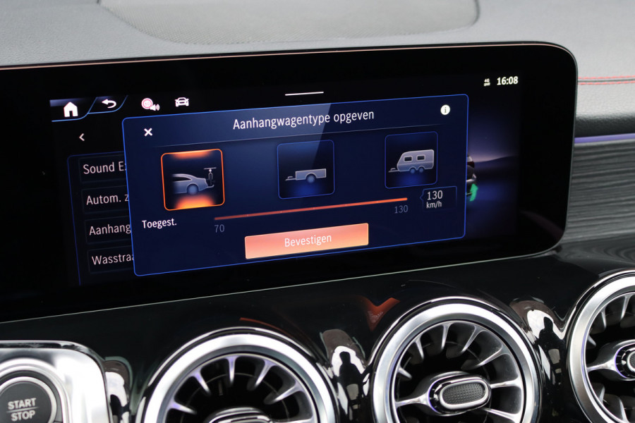 Mercedes-Benz EQB 300 4MATIC AMG Line 71 kWh | Facelift | Panoramadak | Distronic | Memory | Burmester | Keyless Go | Trekhaak | Verwarmd Stuurwiel | Surround Camera | HUD | Augmented Reality |