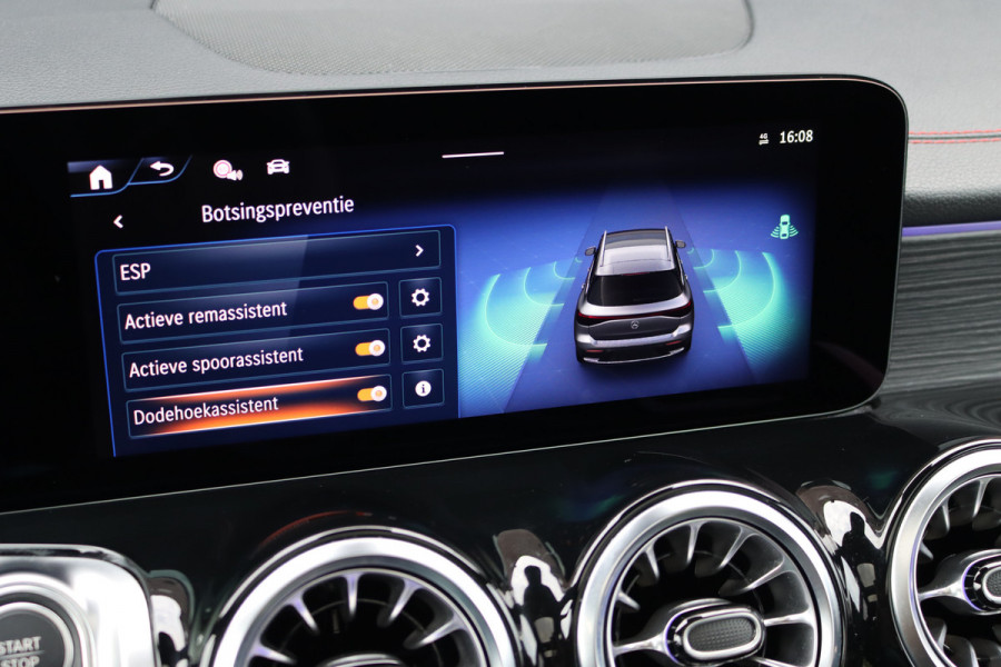 Mercedes-Benz EQB 300 4MATIC AMG Line 71 kWh | Facelift | Panoramadak | Distronic | Memory | Burmester | Keyless Go | Trekhaak | Verwarmd Stuurwiel | Surround Camera | HUD | Augmented Reality |