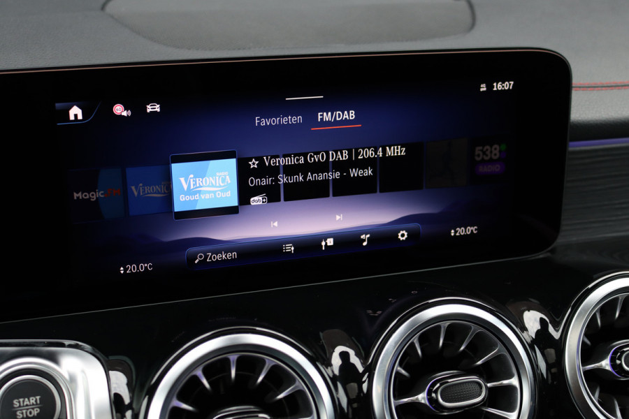 Mercedes-Benz EQB 300 4MATIC AMG Line 71 kWh | Facelift | Panoramadak | Distronic | Memory | Burmester | Keyless Go | Trekhaak | Verwarmd Stuurwiel | Surround Camera | HUD | Augmented Reality |