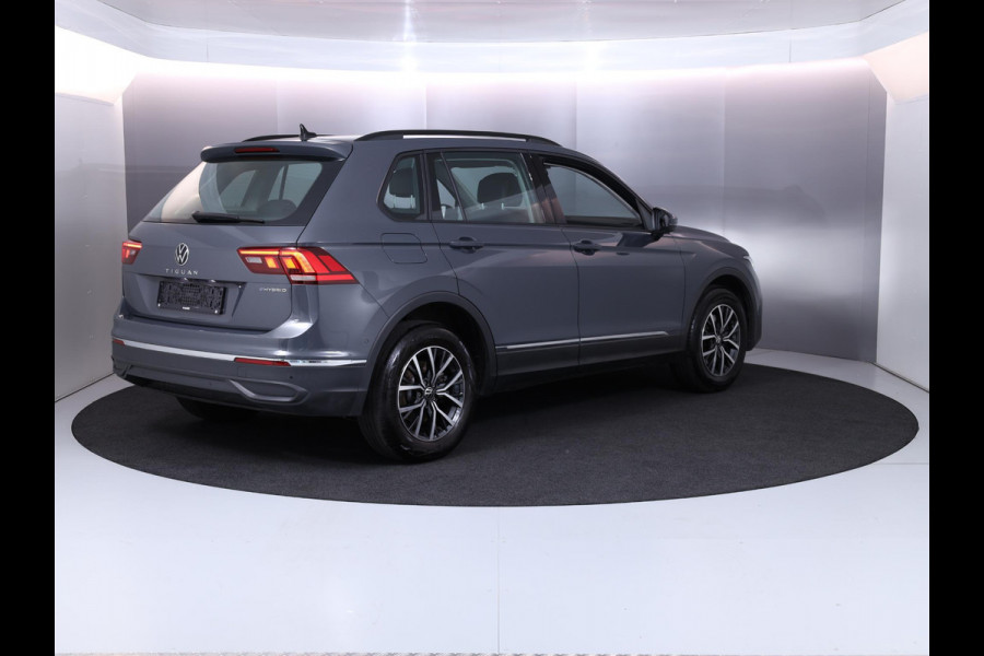 Volkswagen Tiguan 1.4 TSI eHybrid Life 245 pk Automaat (DSG) | Navigatie | Parkeersensoren (Park assist) | Achteruitrijcamera | Adaptieve cruise control | Stoelverwarming |