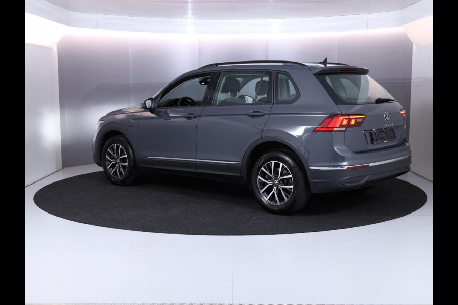 Volkswagen Tiguan 1.4 TSI eHybrid Life 245 pk Automaat (DSG) | Navigatie | Parkeersensoren (Park assist) | Achteruitrijcamera | Adaptieve cruise control | Stoelverwarming |