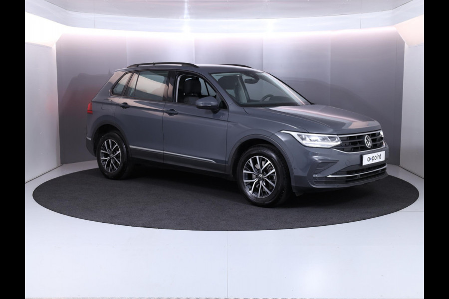 Volkswagen Tiguan 1.4 TSI eHybrid Life 245 pk Automaat (DSG) | Navigatie | Parkeersensoren (Park assist) | Achteruitrijcamera | Adaptieve cruise control | Stoelverwarming |
