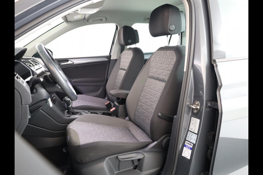Volkswagen Tiguan 1.4 TSI eHybrid Life 245 pk Automaat (DSG) | Navigatie | Parkeersensoren (Park assist) | Achteruitrijcamera | Adaptieve cruise control | Stoelverwarming |